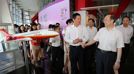 楊振武等一行觀看ARJ21-700飛機模型